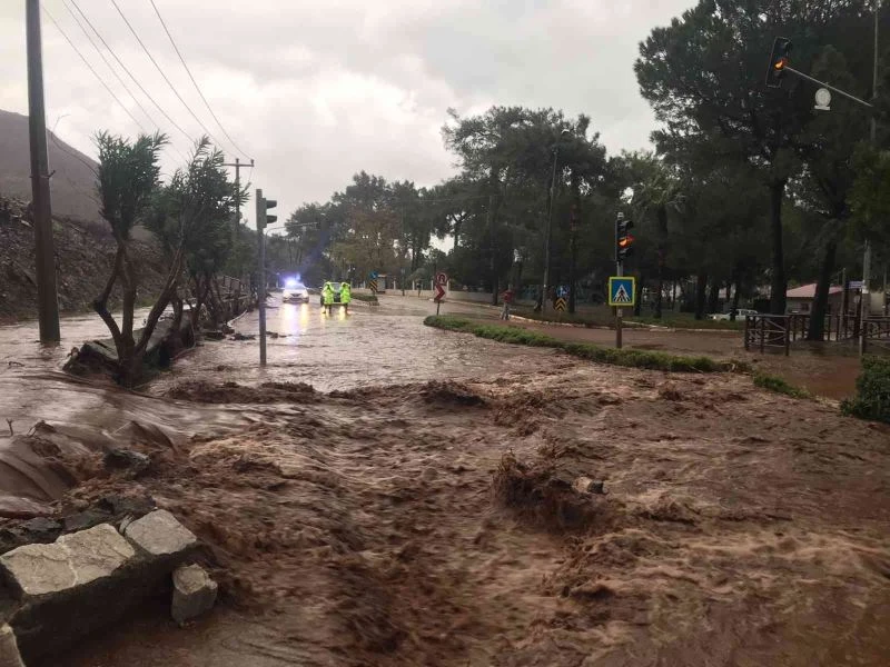 Marmaris’te aşırı yağış derenin istinat duvarını yıktı
