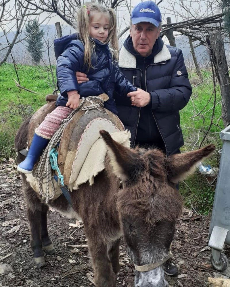 Memleket Partisi Genel Başkanı Muharrem İnce, torununu eşekle gezdirdi
