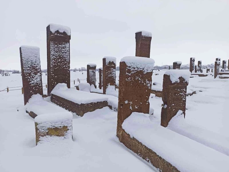 Tarihi mezarlıktan kartpostallık kar manzaraları
