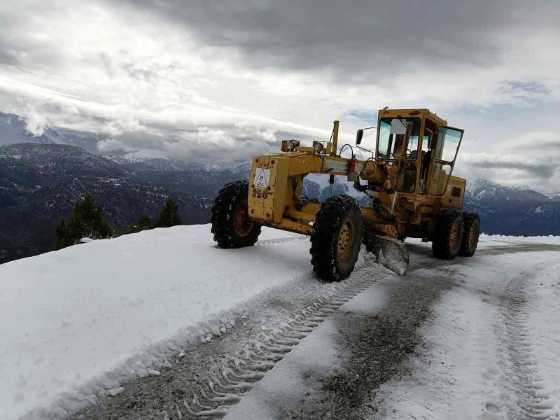 Gündoğmuş’ta karla kapanan grup yolları açıldı
