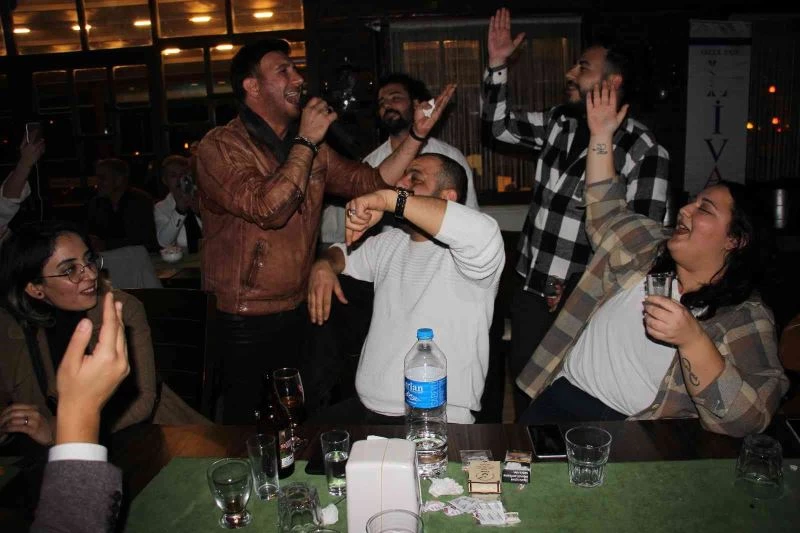 Aydınlı ünlü sanatçı Ateş kulakların pasını sildi
