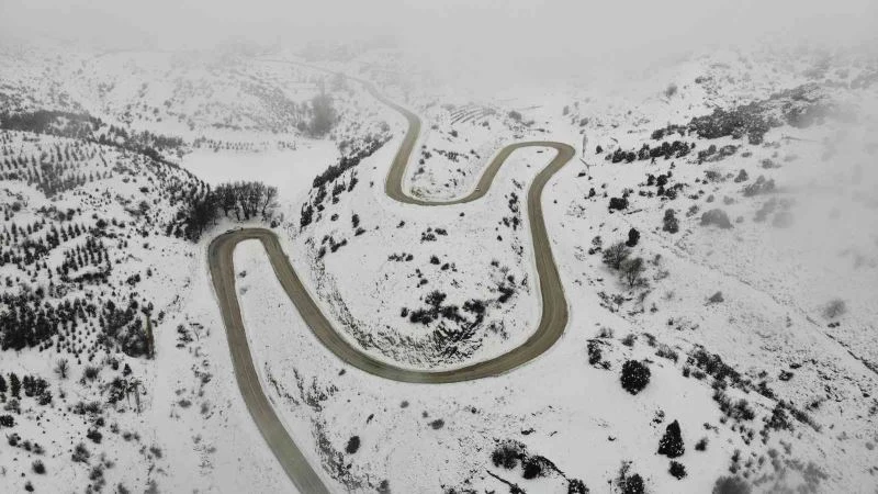 Yerde kar, havada sis keskin virajlı yolda zor anlar yaşattı
