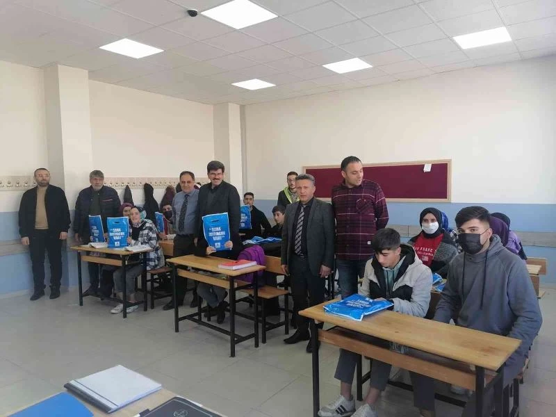 Kitap dostu başkanın en ücra ilçelere kitap desteği devam ediyor
