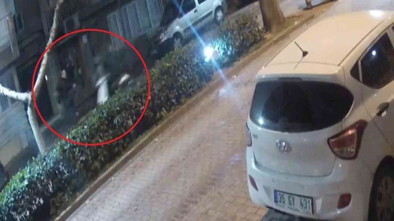 Polisten kaçan motosikletliye güvenlik görevlisinden tekme
