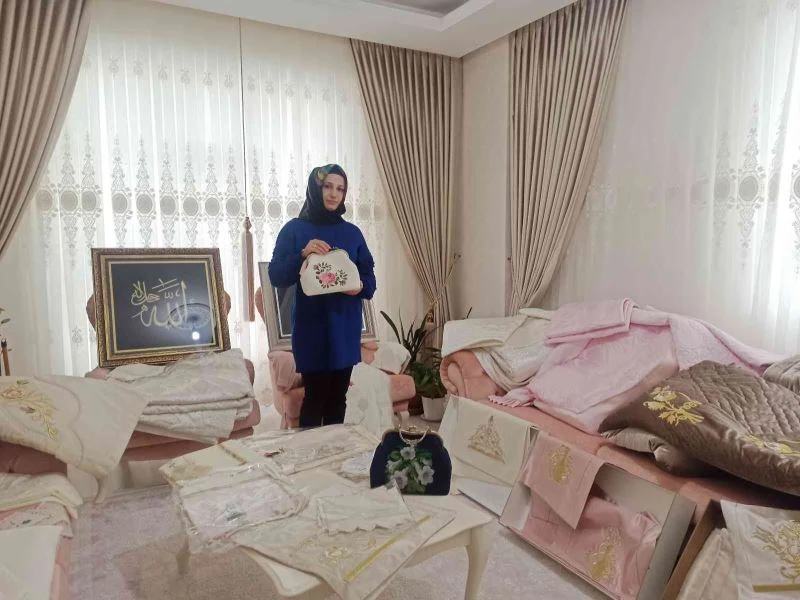 Evinin salonunu atölyeye çevirdi
