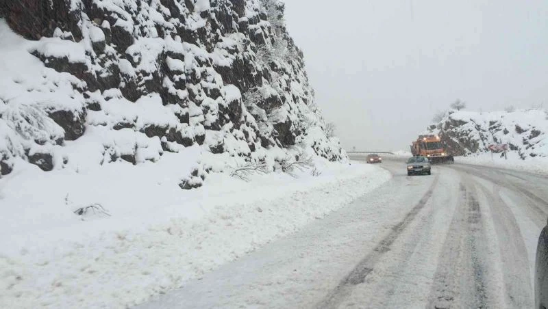 Kar kalınlığı 1 metreyi bulan Alacabel’de tırların geçişine izin verilmiyor
