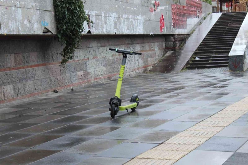 Kilitlenmeden park edilebilen e-skuterler kaldırımlarda tehlike saçıyor
