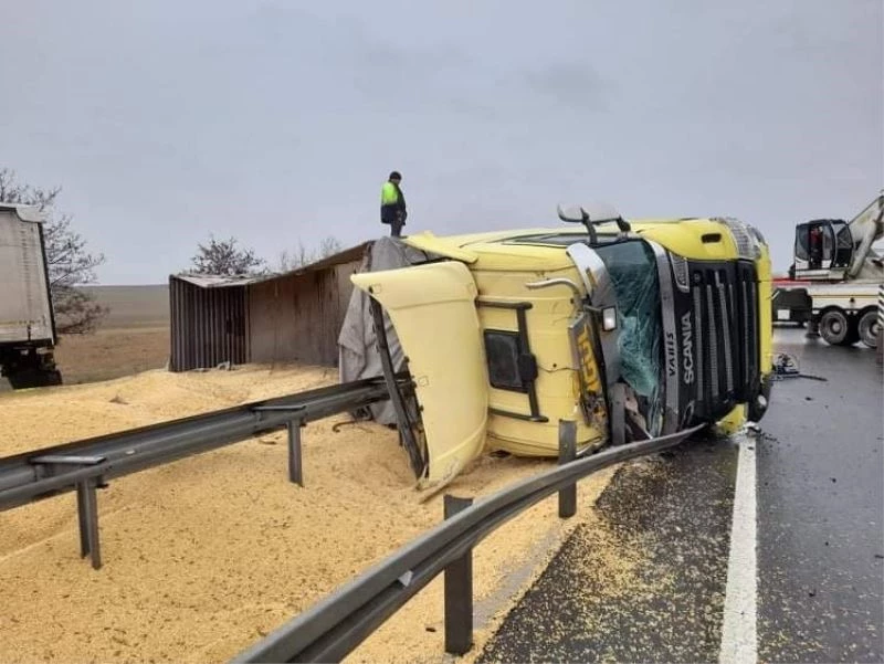 Konya’da mercimek taşıyan tır devrildi: 1 yaralı
