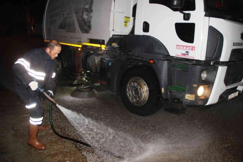 Bodrum’da selin izleri silinmeye çalışılıyor
