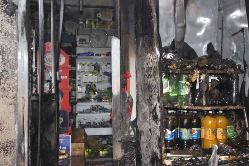 Marketteki yangın kırtasiyeye de sıçradı
