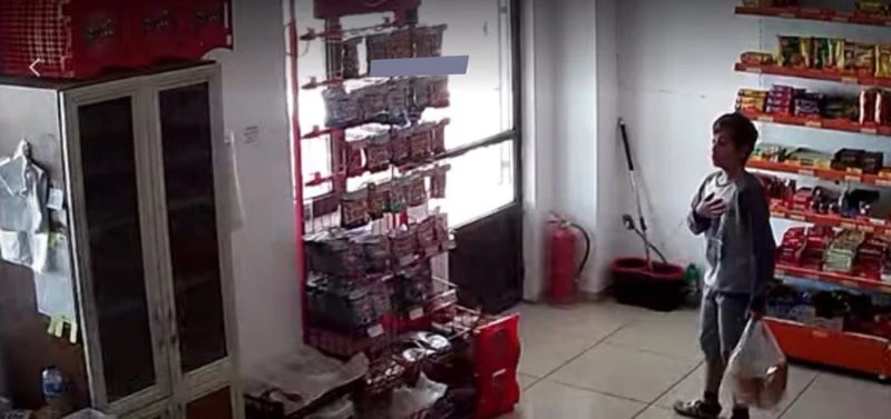 Erzincan’da köpek saldırısından son anda kaçan çocuğun korku dolu anları güvenlik kamerasına yansıdı
