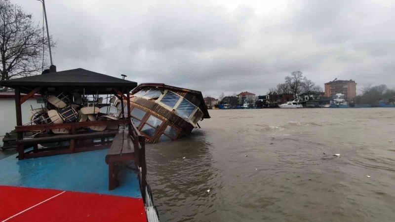 Şiddetli rüzgar ve yağmur tekneleri yan yatırdı

