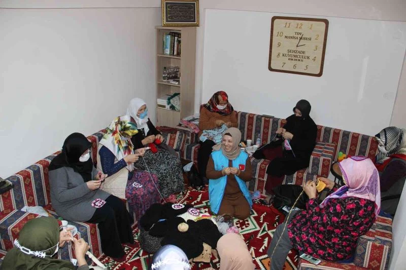 İlmek ilmek iyilik örüyorlar
