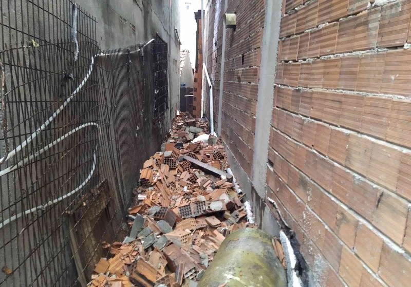 Avcılar’da şiddetli rüzgar çatının duvarını yıktı
