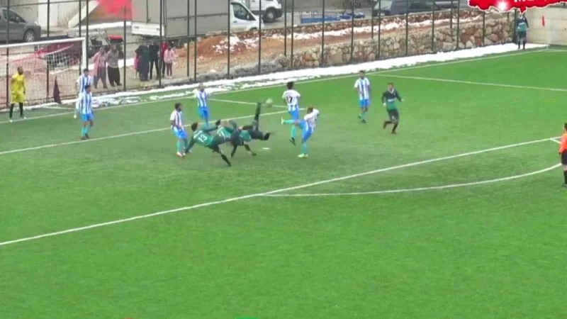 Amatör maçta 3 futbolcunun vole girişimi ilginç anlar oluşturdu
