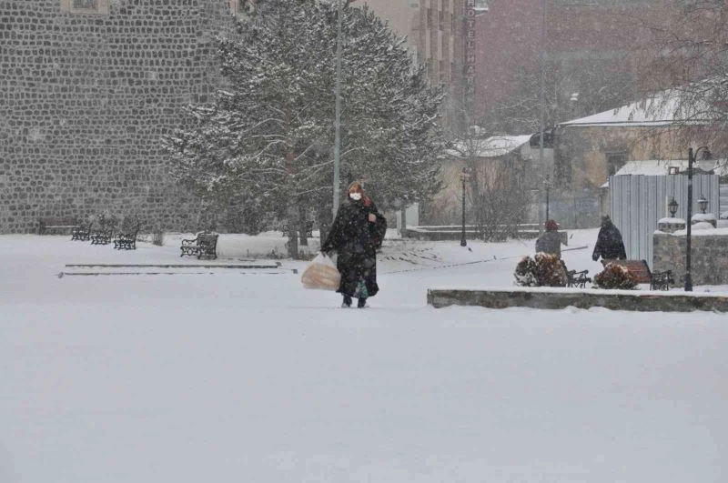 Meteoroloji uyarmıştı, Kars’ta kar yağışı başladı
