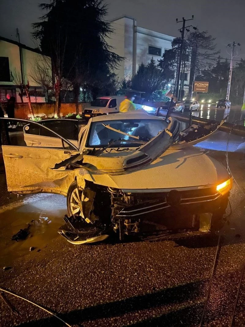 Su birikintisine girerek kontrolden çıkan lüks otomobil elektrik direğine çarptı
