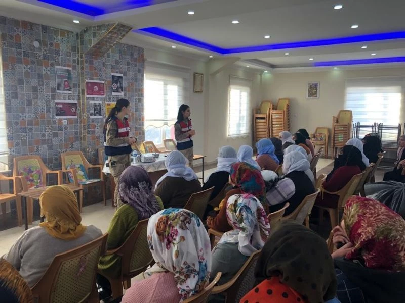 Kadın askerler köy kadınlarına KADES’i tanıttı
