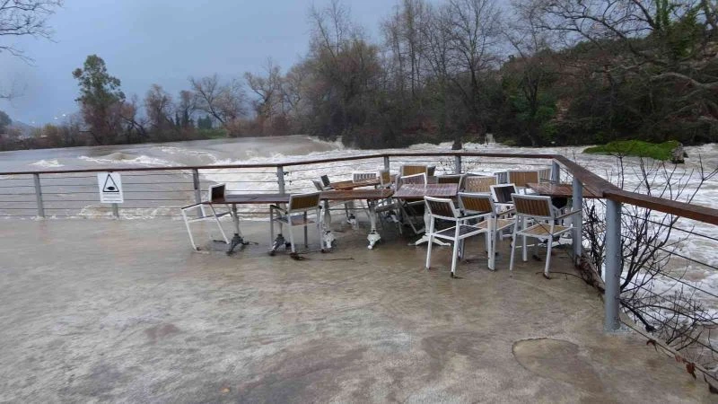 Manavgat Şelalesi coştu, çevresinde bulunan seyir terasları sular altında kaldı
