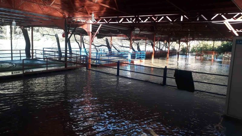 Antalya’da şiddetli yağış ırmak kenarındaki restoranları sular altında bıraktı
