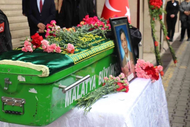 Eski Baro Başkanı Gökçe adliye önünde tören ile son yolculuğuna uğurlandı.
