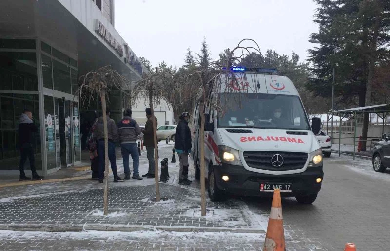 Tinerle sobayı tutuşmak isterken kendini yaktı
