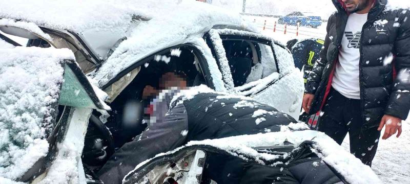 Van’da kar yağışı trafik kazalarına neden oldu
