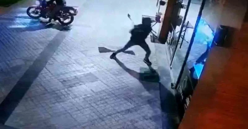 Kuyumcunun kapısını balyozla kırdılar
