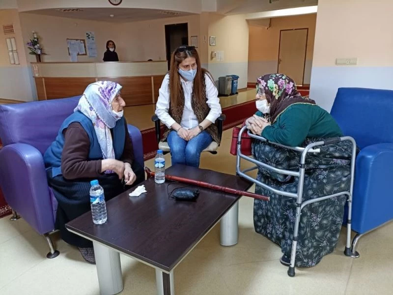 Huzur evi sakinlerinin saç ve el bakımlarını yaptılar
