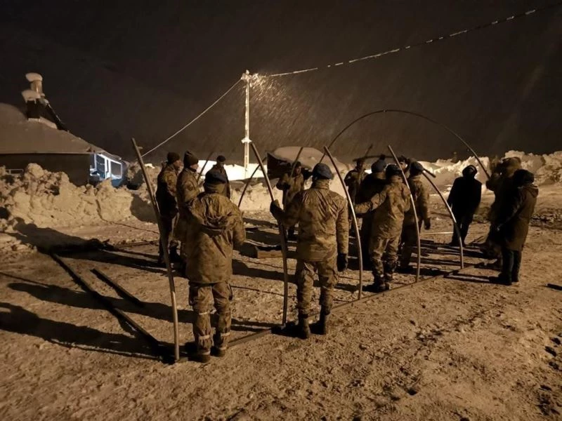 Kar nedeniyle kümes çöktü, 900 tavuğu jandarma kurtardı
