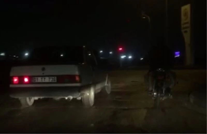 Araç içinden uzattıkları iple motosikleti çekmeye çalışan şahıslar pes dedirtti
