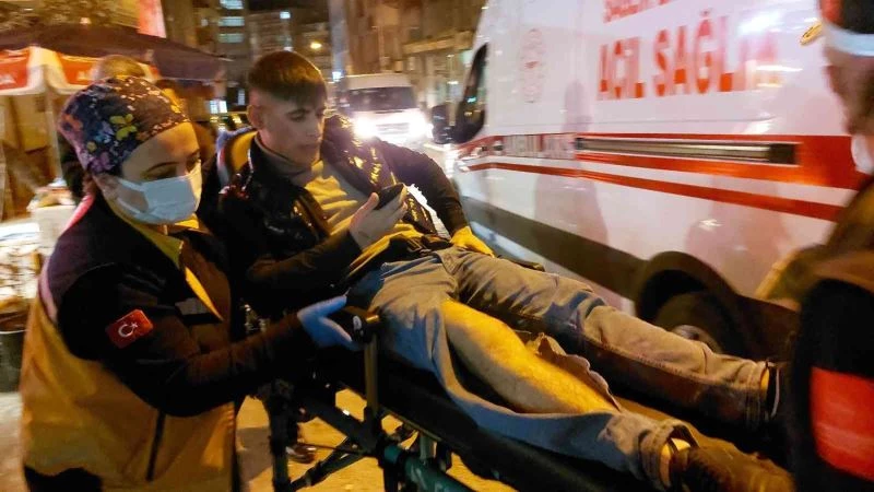 Berberde tıraş olmak için sıra beklerken silahlı saldırıda yaralandı
