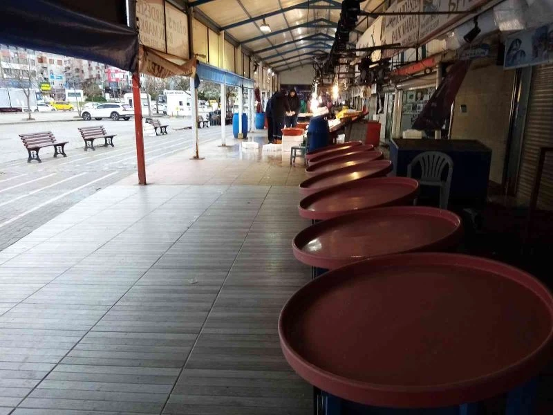 Fırtına balık tezgahlarını süpürdü

