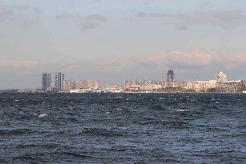 İzmir’de arabalı vapur seferlerine fırtına engeli
