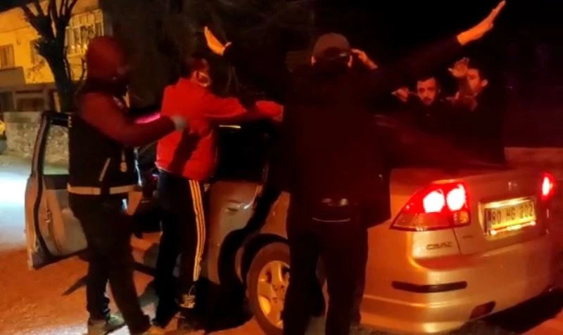 Uyuşturucu tacirleri film gibi kovalamacayla yakalandı
