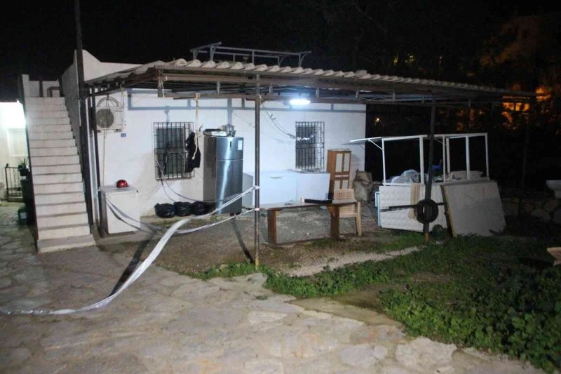 Mahalleli deprem sandı: Duvar yıkıldı, evler tahliye edildi
