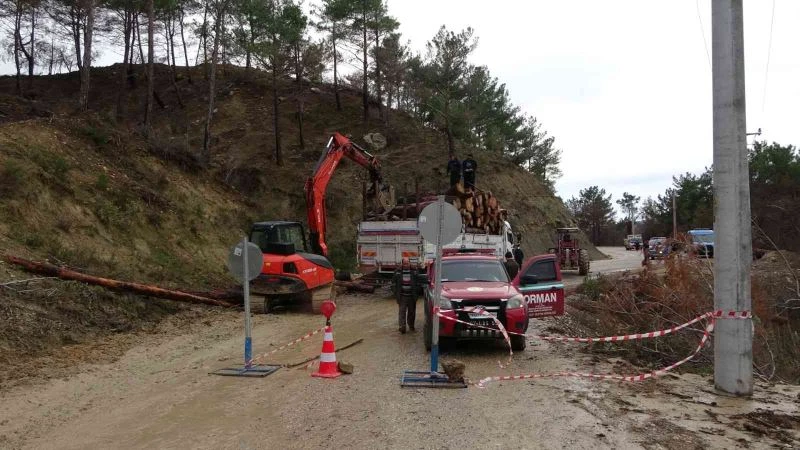 Manavgat’ta aşırı yağış heyelana sebep oldu, karayolu çöktü
