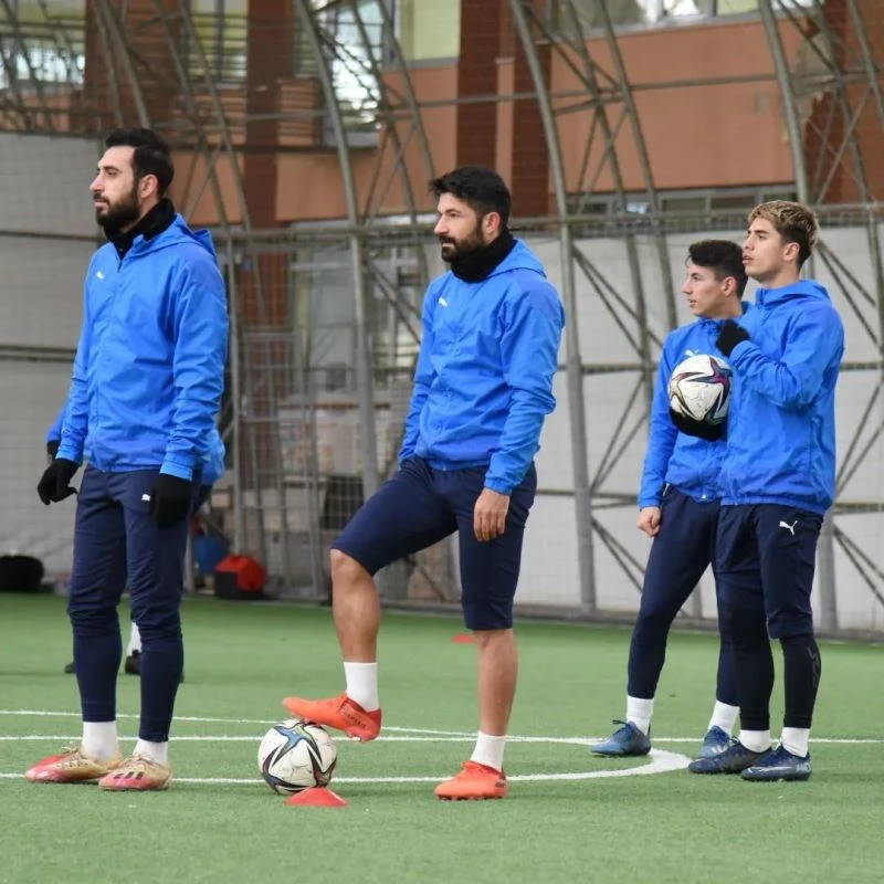 Kar yağışı ve soğuk hava Afyonsporlu oyuncuları da etkiledi
