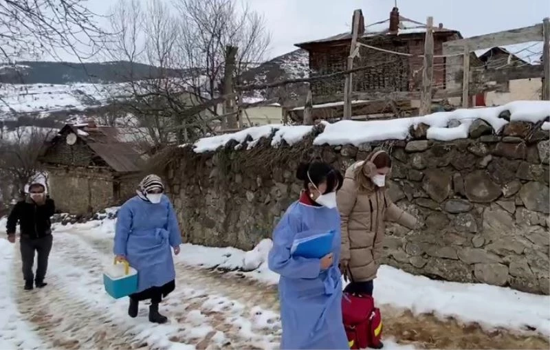 Sağlık ekipleri karlı havaya rağmen vatandaşların aşılarını evlerinde yapıyor
