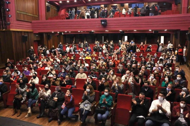 Atıklar tiyatro biletine dönüştü
