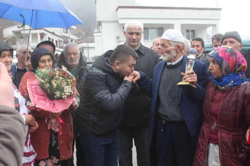 Yaşayan İnsan Hazinesine köyünde kuş dili ve kemençe eşliğinde karşılama
