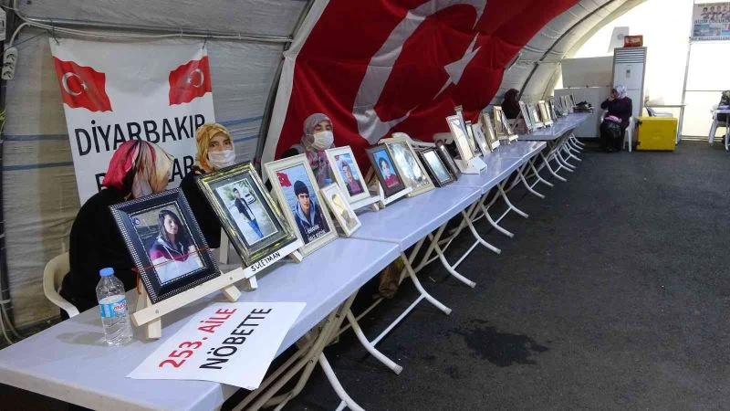 Evlat nöbeti tutan baba: “Orada kalmayın, devlet size sahip çıkacaktır”
