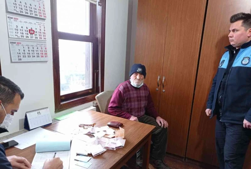 Zabıtanın yakaladığı dilencinin üzerinden 6 bin TL çıktı

