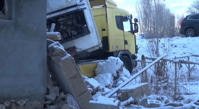 Erciş’te buzda kayan tır eve girdi
