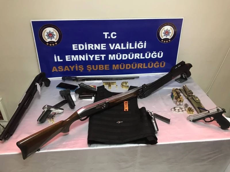 Yılbaşına silah gösterileriyle girip polise silah sıkmışlardı, evlerden cephanelik çıktı: 11 gözaltı
