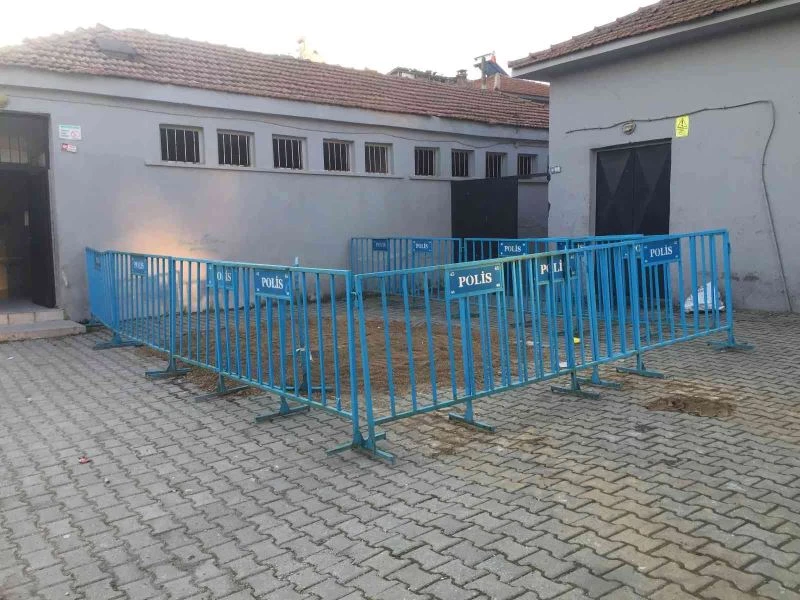 Okul bahçesinde çöken zemin dolduruldu
