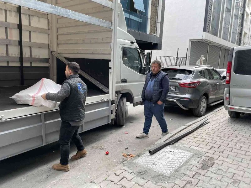 Kağıt toplayıcı rögar kapağını çaldı, esnaf aracıyla çukura düştü
