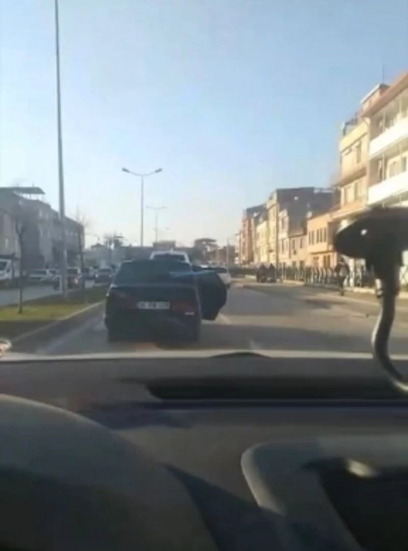Bursa’da trafikte bantlı şekilde kapısı açık otomobili görenler gözlerine inanamadı
