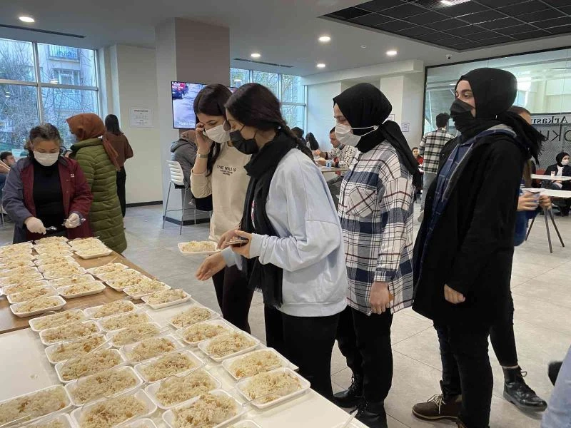 Fatih Belediyesi’nden öğrencilere tavuklu pilav sürprizi
