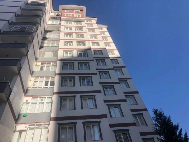 Oturduğu binanın 10. katından düşen çocuk hayatını kaybetti